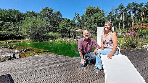 Andreas und Ines Filius aus Lipperreihe neben ihrem großen Naturteich mit einer Tiefe von 2,50 Metern, in dem auch geschwommen werden kann. - © Karin Prignitz