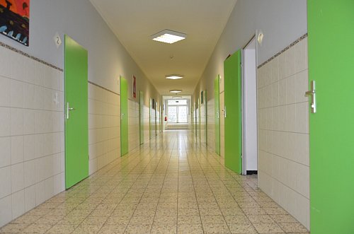 Lange Flure: Innerhalb des Hauses können sich die Frauen in der JVA-Außenstelle relativ frei bewegen. Nur Fenster und Zwischentüren sind gesichert. - © joda