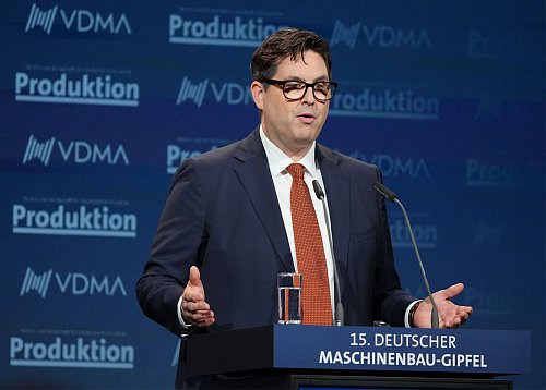 Maschinenbau-Präsident Bertram Kawlath. Der Bundesregierung wirft er Furcht, Zögerlichkeit und das Zerreden von Reformen vor. - © Soeren Stache/dpa