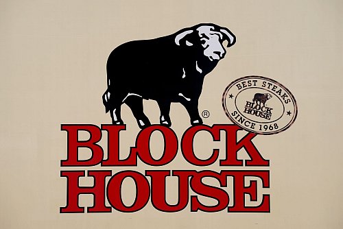 Das Logo von Block House. Vom Rückruf betroffen sind zwei Chargen des „Block House Brioche Bun“. - © Marcus Brandt/dpa