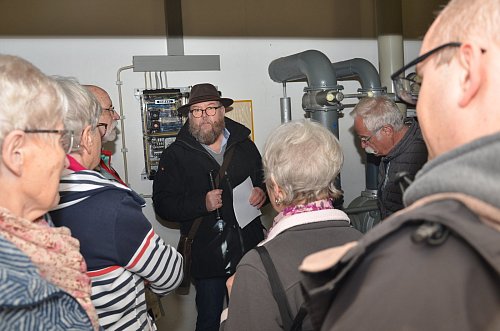 Sechs Meter unter der Erde: Fernmeldetechniker Rolf Szymanski (oben) erklärt die Belüftungstechnik der riesigen Anlage. Zwölf Stockbetten standen bereit, damit die Mitarbeiter im Ernstfall auch im Bunker wohnen konnten. Der große Dieselgenerator sollte die Technik mit Strom versorgen, würden die Leitungen gekappt. Hinweistafeln warnen vor Kontamination (kleines Bild links). Fotos: Jonas Damme - © Jonas Damme