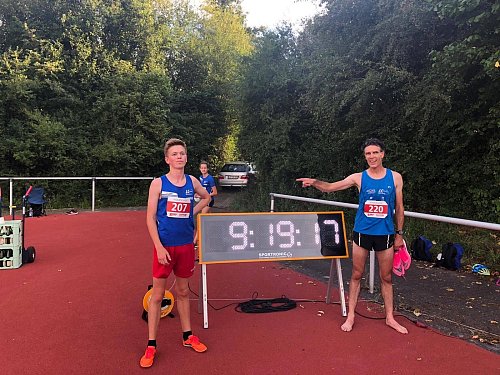 Arnd Bruhns (rechts) zeigt es an: M 15-Ass Bjarne Heidner war aus Solbader Sicht mit seiner DLV-Bestzeit Mann des Abends.  - © LC Solbad