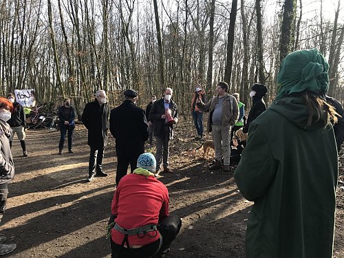 Bürgermeister Thomas Tappe (mit Megafon) und sein Stellvertreter Jürgen Keil diskutieren mit den Baumbesetzern im Storckwald. - © Heiko Kaiser