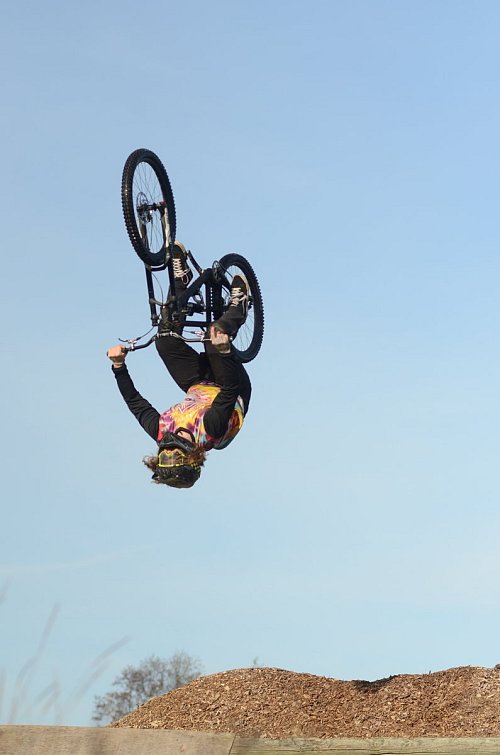 Mountainbiker Max Kruse in seinem hauseigenen Bike-Park. Einen 7 Meter hohen Turm hat er dafür mit seinem Bruder gebaut und 3000 Kubikmeter Boden aufschütten lassen. - © Ekkehard Hufendiek