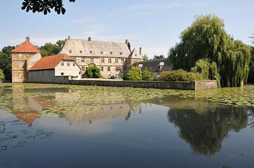 Drehort: Im neuen Kinofilm flüchtet Lassie aus dem Wasserschloss Tatenhausen, welches einen anderen Namen erhält. - © Uwe Pollmeier