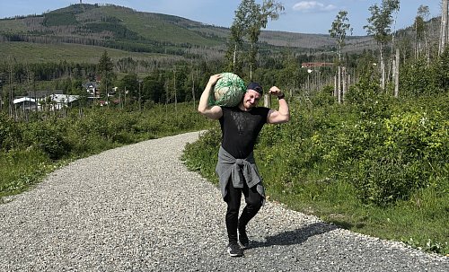 Max Breitsprecher besteigt im Sommer 2024 den Brocken mit einer 50 Kilogramm schweren Betonkugel. - © Privat