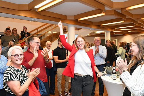 Als klar ist, dass Sarah Süß wiedergewählt ist, bricht bei der Steinhagener SPD Jubel aus. - © Jonas Damme