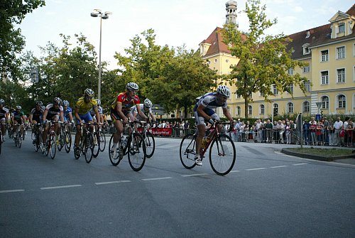 Hier wird es besonders spannend: Die zweite Etappe der Lidl-Deutschland-Tour endet, von Essen aus startend, in der Herforder Innenstadt. Das allerdings kennen die Herforder schon, denn auf der Straße Auf der Freiheit wurde, wie auf unserem Archivbild, bis vor wenigen Jahren regelmäßig das Hoeker-Fest-Abendrennen ausgetragen. - © Yvonne Gottschlich
