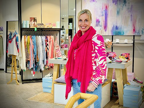 Anja Jochmann, Inhaberin vom Modehaus Brinkmann, setzt sich bei der Auswahl ihres Sortiments mit Trends auseinander, aber behält auch die Kundenwünsche im Blick. - © Nicole Donath