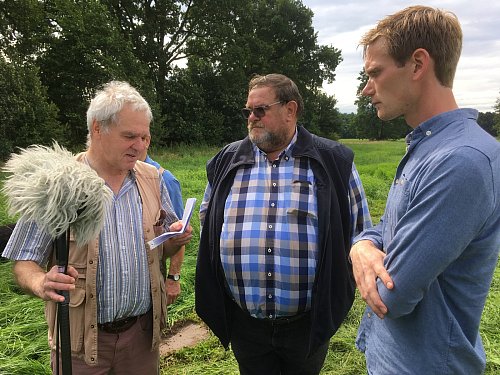 Regiebesprechung: Redakteur Franz Fitzke geht mit Jürgen von Morsey (Mitte) die Fragen für das Interview durch. Rechts im Bild Steffen Hogeback von der Stiftung Westfälische Kulturlandschaft aus Münster. - © Herbert Gontek, HK