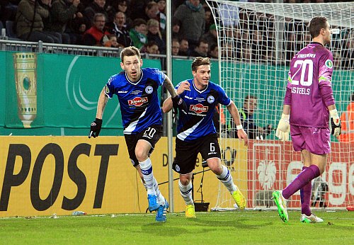 In der DFB-Pokalsaison 2014/15 setzte sich der DSC Arminia auch dank zweier Treffer von Manuel Junglas (l.) mit 3:1 gegen Werder Bremen durch. - © Wolfgang Rudolf
