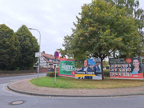 Wahlplakate der CDU, SPD und Grünen werben am Straßenrand für die kommende Kommunalwahl 2025 in Halle und ziehen die Aufmerksamkeit der Verkehrsteilnehmer auf sich. - © Melanie Wigger