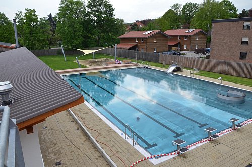 Das Bild von oben zeigt das Freibad kurz vor der Saisoneröffnung 2013. - © Andreas Großpietsch