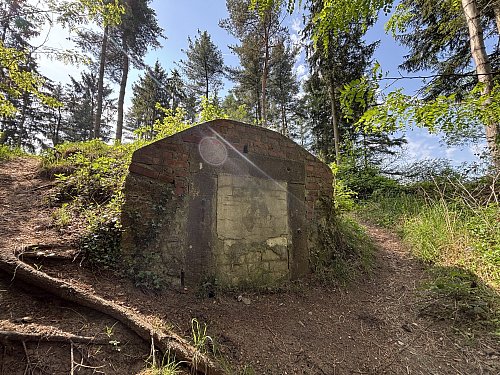 In der Nähe der Schlossanlage Harkotten befindet sich dieser geheimnisvolle Ort. Es handelt sich um einen Eiskeller, der einst zum Kühlen von Getränken diente. - © Tasja Klusmeyer