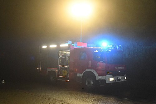 Die Feuerwehr half bei der Suche nach dem Fahrer und leuchtete die Unfallstelle aus. - © Andreas Eickhoff