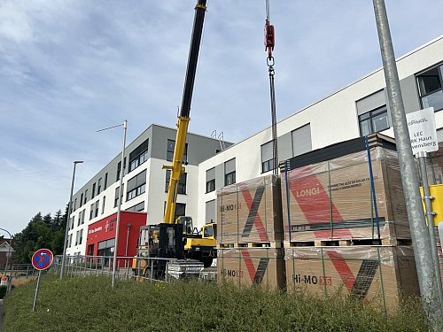 Das Foto zeigt die Anlieferung der Speicherbatterien während der Bauphase am DRK-Haus Ravensberg. - © DRK