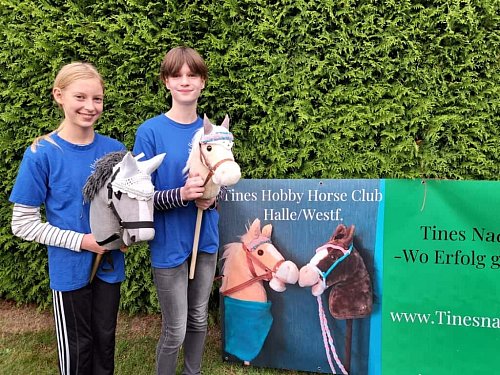 Isabel und Cheyenne trainieren jeden Samstag in "Tines Hobby Horse Club" in Halle. - © Melanie Wigger