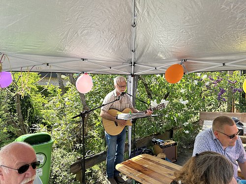 "Dorf-Barde" Detlef Lippek sang und spielte dazu auf der Gitarre. - © Tobias Barrelmeyer