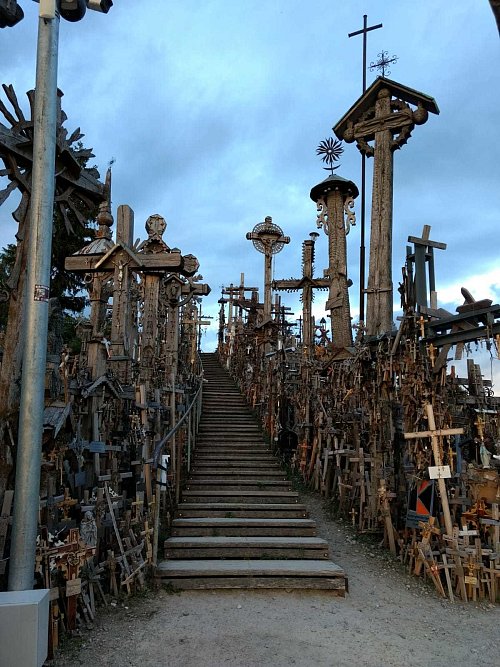 Der Berg der Kreuze östlich der Fernstraße nach Riga ist ein katholischer Wallfahrtsort mit bewegter Geschichte. - © privat