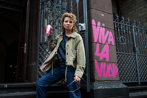 Schauspielerin Annette Frier verkörpert sich in „Frier & 50“ selbst. - © Joyn