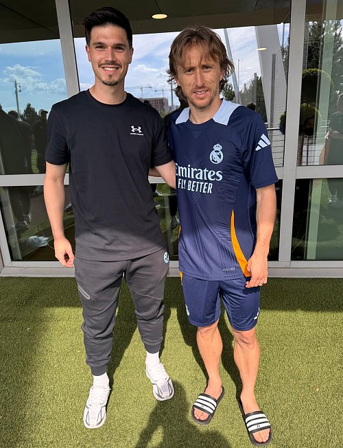 Im Trainingslager in Madrid traf Aytürk Gecim (l.) Kroatiens Rekordnationalspieler Luka Modric. - © Aytürk Gecim