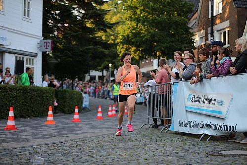Nacht von Borgholzhausen 2019, 5-Kilometer-Lauf
Schnellste Frau auf 5 Kilometer: Sonja Mayer. - © Andre Schneider