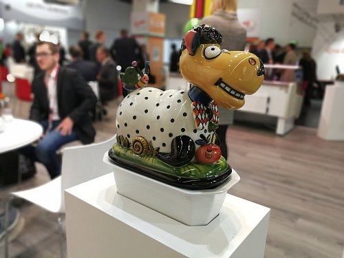 Diese Pastetenschalen wurden von Otmar Alt gestaltet. Auf der Messe haben viele Besucher ein Selfie neben den Tieren am Wiltmann-Stand gemacht. - © Melanie Wigger