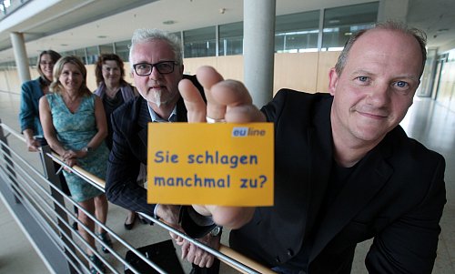 Gewaltpädagoge Uwe Obensiek (rechts) hilft Tätern, Verhaltensmuster zu überwinden. - © Patrick Menzel