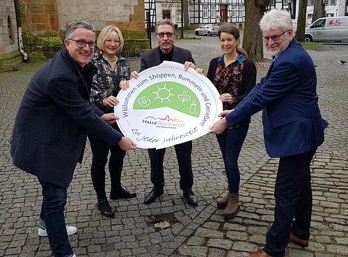 Das Kreativ-Team, vertreten durch Timo Klack (Stadtmarketing, von links), Susanne Kock (HIW), Frank Hofen (Innenstadtmanagement), Jennifer Zacher-Handke (Kauf im Ort) und Dieter Büsselberg (HIW) präsentieren das Logo für die Innenstadt-Kampagnen 2022. - © Uwe Pollmeier