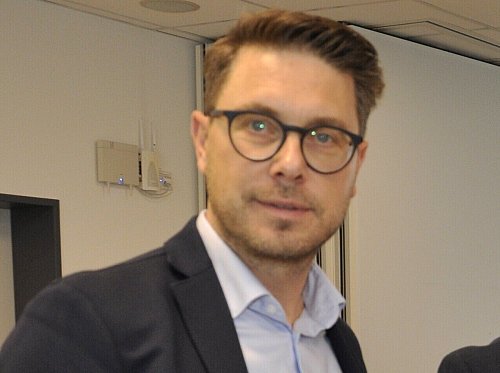 Da die Altkleidersammlung kaum noch Geld abwirft, könnte das DRK an anderer Stelle zum Sparen gezwungen sein, so Vorstand Dennis Schwoch. - © DRK-Kreisverband / Rainer Stephan