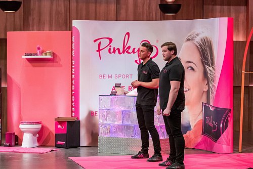 Eugen Raimkulow (l.) und André Ritterswürden haben für ihren pinken Handschuh viel Kritik im Netz erhalten - ihnen wird die Tabuisierung der Periode vorgeworfen. - © TVNOW / Bernd-Michael Maurer