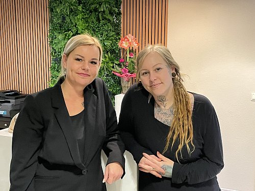 Kosmetik- und Tattoo-Studio unter einem Dach: Die Schwestern Lisa Schwenzitzki (l.) und Sara Schwenzitzki haben sich in Versmold selbstständig gemacht. - © Tasja Klusmeyer