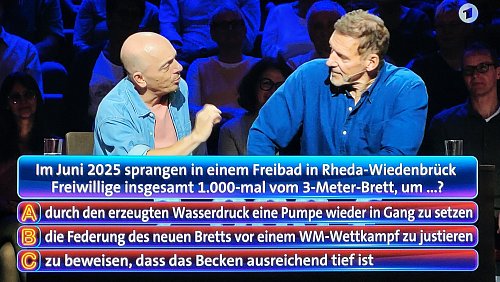 Rätselmeister Bernard Hoëcker (l.) überzeugt Teamkollege Ralf Möller von der dritten Antwortmöglichkeit auf die Kreis-Gütersloh-Frage. - © Privat