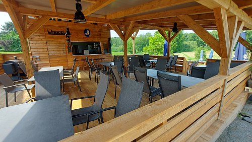 Die "Winkelshütte" gehört zum Sommergarten des Gasthauses Zurmühlen in Borgholzhausen. Hier gibt es Getränke und Speisen für das Freiluft-Angebot. - © Claus Meyer