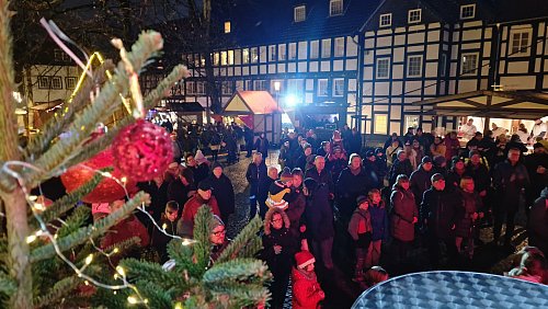 Der Andrang bei der Eröffnung des Haller Nikolausmarktes war groß. - © Uwe Pollmeier