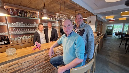 Madlen Kunze (v. l.) und ihr Bruder Marcel Müller sind die neuen Pächter im Haller Grünwalde. Matthias Stüve und Gerrit Imkemeyer, Eigentümer des Gebäudes, haben sich zurückgezogen. - © Uwe Pollmeier