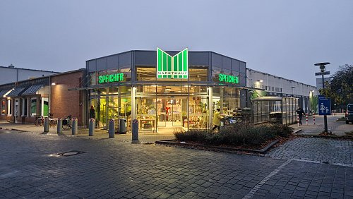 Im Marktkauf Speicher haben jetzt neun neue Auszubildende angefangen. Drei von ihnen fallen dabei aus dem gewohnten Rahmen. - © Uwe Pollmeier