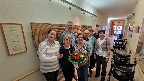 Die neue Leiterin der Tagespflege, Ivanna Ebrecht (v.l.), mit ihrer Vorgängerin Rita Willmann, Dietmar Wille (Leitung des Tagespflege im VKA), Kerstin Niemeyer (Tagespflege), Jörg Hassel (Tagespflege), Christel Winkeler (Vertrauensperson), Pfarrer Jürgen Westhof und Angelika Beckwermert (Tagespflege). - © Uwe Pollmeier