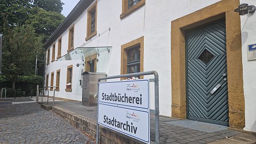 In der Stadtbibliothek zwischen Remise und VHS-Gebäude befindet sich auch das Stadtarchiv. - © Uwe Pollmeier