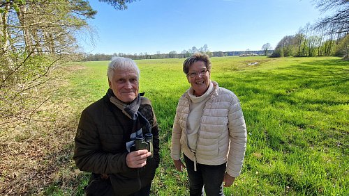 Vogelexperte Andreas Bader und Ulrike Bußmann, die mit ihrer Familie unweit des Naturschutzgebietes wohnt, am oberen Rand der Höster Feuchtwiesen, südlich des Hörster Betonwerks. - © Uwe Pollmeier