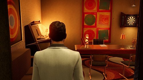 Hercule Poirot betritt ein stilvolles Büro im Retro-Design der Siebziger. Da darf auch die Lava-Lampe nicht fehlen. - © Microids