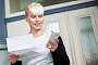 Frau liest einen Brief - Christin Klose/dpa-tmn Frau liest einen Brief - Christin Klose/dpa-tmn