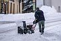 Ein Mann beräumt den Gehweg mit einer Schneefräse - Kristin Schmidt/dpa-Zentralbild/dpa-tmn