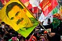 Fahne mit Bild von PKK-Chef Öcalan - Lefteris Pitarakis/AP/dpa Fahne mit Bild von PKK-Chef Öcalan - Lefteris Pitarakis/AP/dpa
