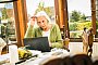 Eine Seniorin arbeitet an ihrem Laptop - Christin Klose/dpa-tmn