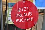 Ein Schild mit der Aufschrift «Jetzt Urlaub buchen!» - Peter Kneffel/dpa/dpa-tmn Ein Schild mit der Aufschrift «Jetzt Urlaub buchen!» - Peter Kneffel/dpa/dpa-tmn