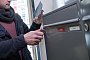Ein Mann holt einen Brief aus dem Briefkasten - Christin Klose/dpa-tmn Ein Mann holt einen Brief aus dem Briefkasten - Christin Klose/dpa-tmn