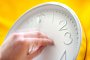 Eine Uhr wird umgestellt - Sina Schuldt/dpa/dpa-tmn Eine Uhr wird umgestellt - Sina Schuldt/dpa/dpa-tmn