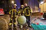 Feuerwehrleute holen Metallkugel von Kirchturmspitze - Justin Brosch Feuerwehrleute holen Metallkugel von Kirchturmspitze - Justin Brosch