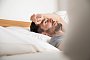 Mann liegt schlaflos im Bett - Christin Klose/dpa-tmn Mann liegt schlaflos im Bett - Christin Klose/dpa-tmn